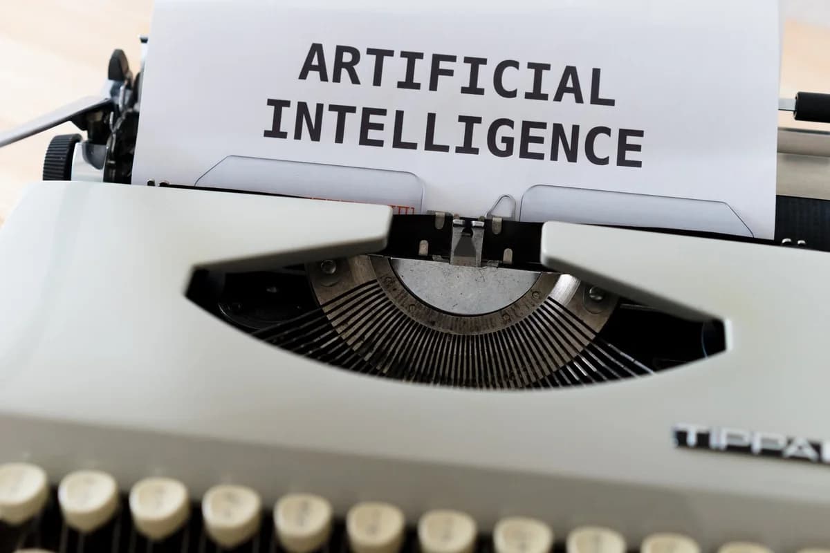 Skrivemaskine med teksten ARTIFICIAL INTELLIGENCE på papir