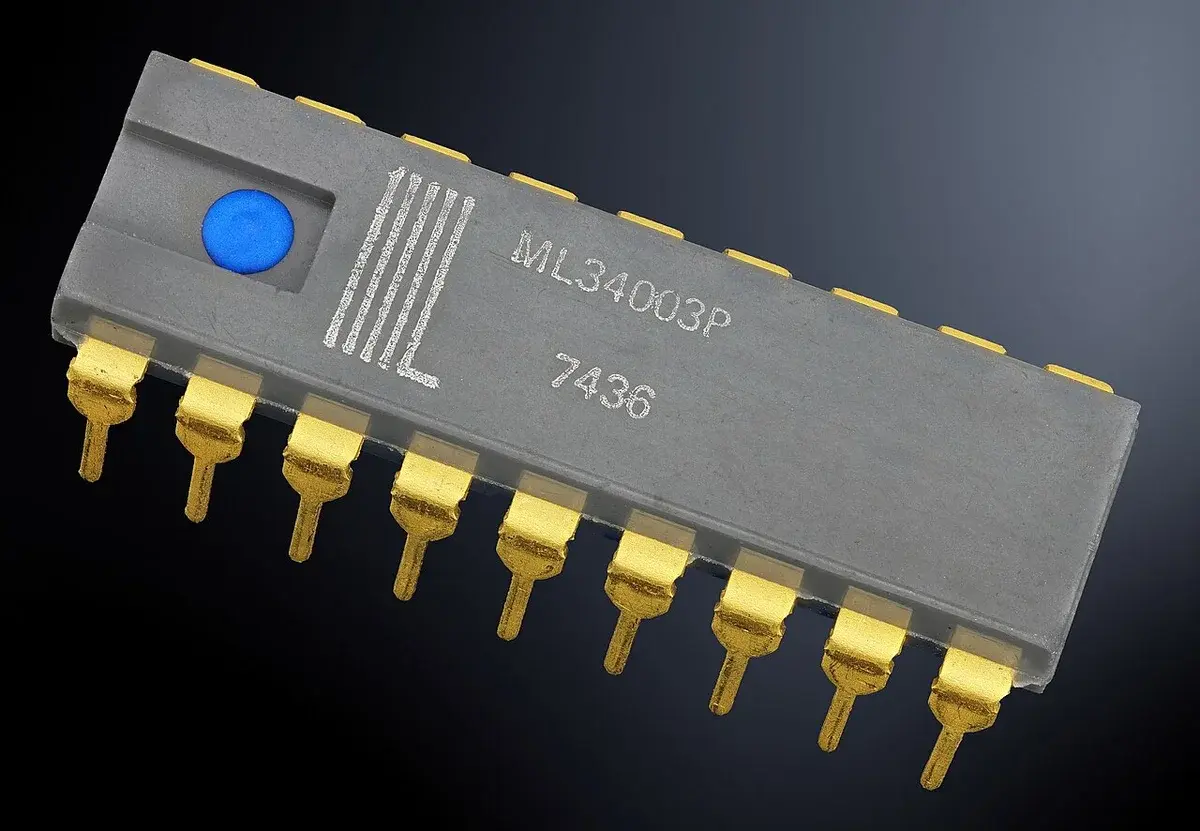Close-up of an ML34003P integrated circuit chip with gold pins.