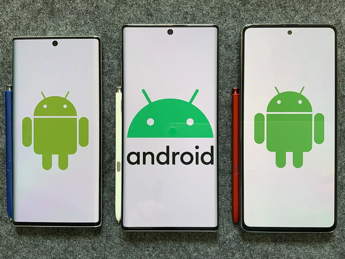 Three Samsung Galaxy Note10 phones with Android logos on their screens.