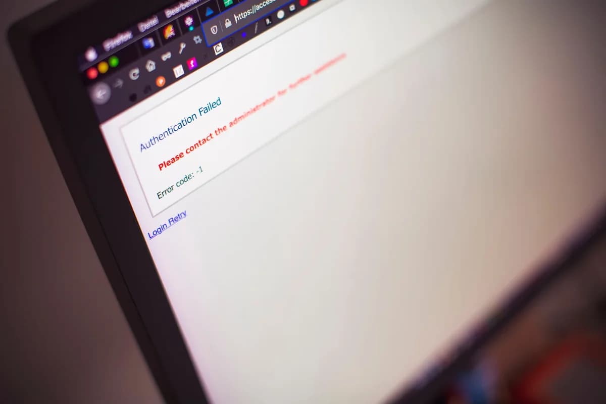 Close-up of a computer screen showing an authentication failed message and a login retry link.