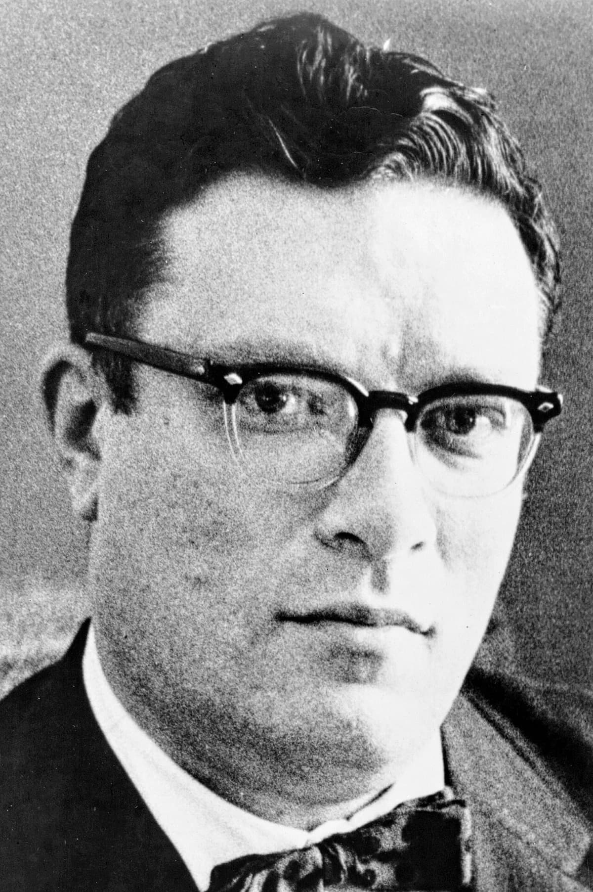 Black-and-white portrait of Isaac Asimov wearing glasses and a suit.