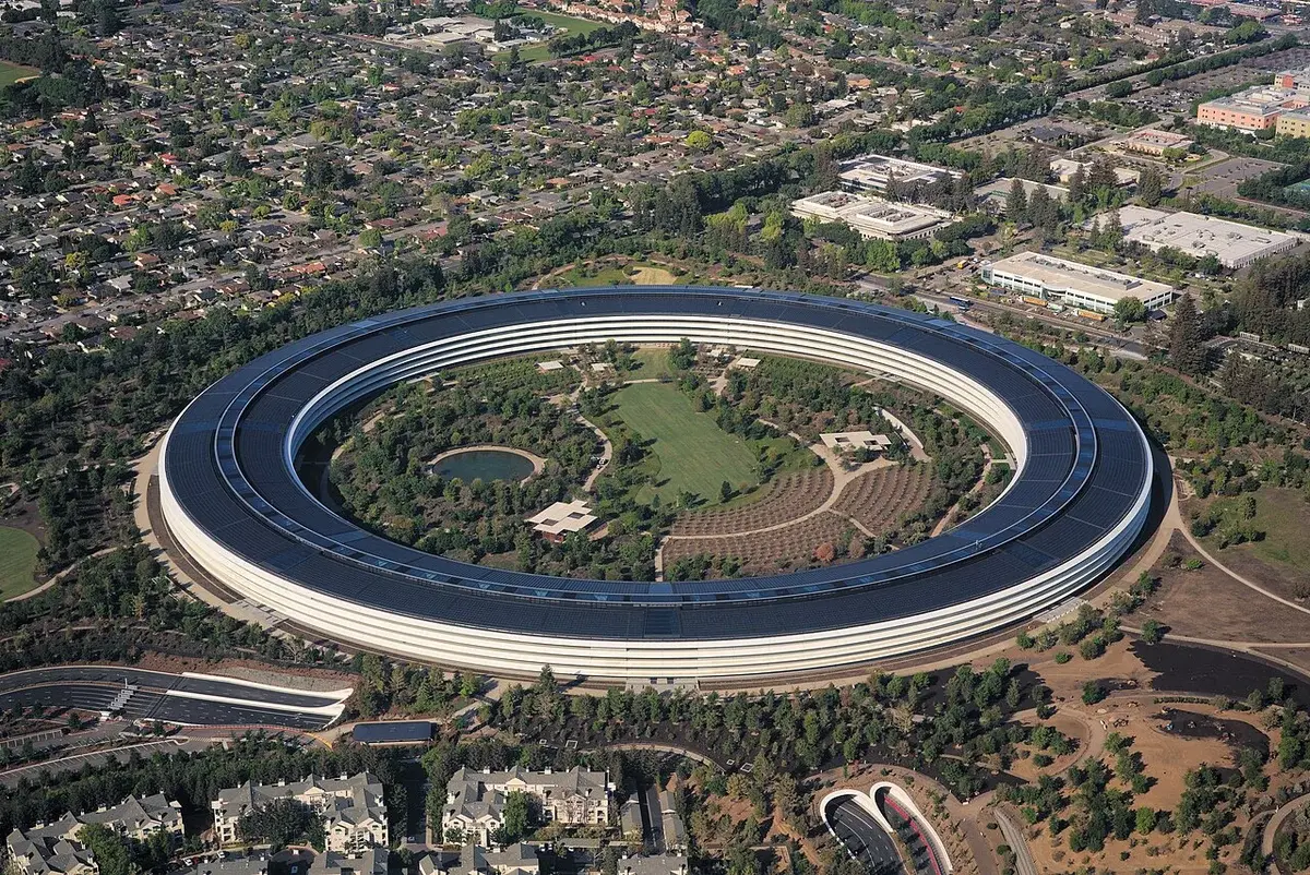 Aerial photo of Apple Park's circular headquarters building with solar panels on the roof.